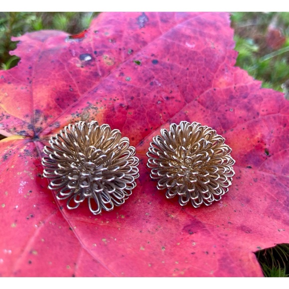 ๐3/$12 Vintage Goldtone Wire Domed Stud Earrings Pierced - Picture 3 of 8